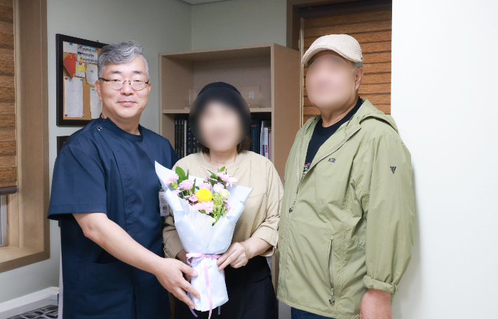 세명기독병원 레켐비 18개월 치료 마친 첫 졸업 환자와 조상희(왼쪽) 원장. 포항세명기독병원 제공