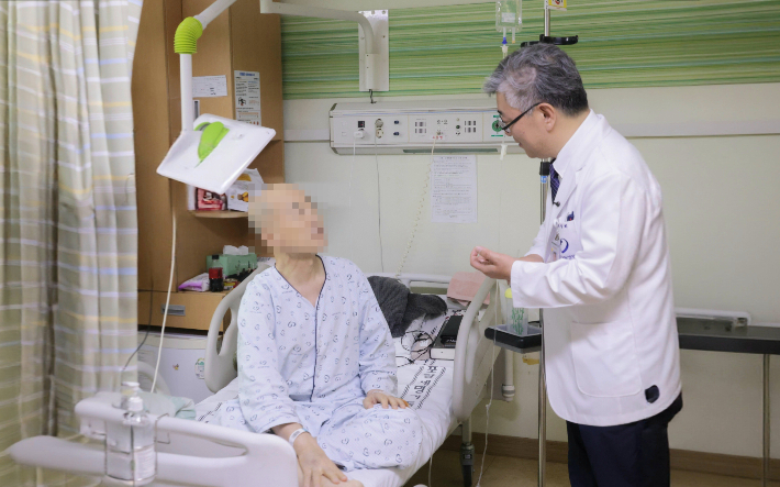세명기독병원 조상희 원장이 치매 환자를 회진하고 있다. 포항세명기독병원 제공