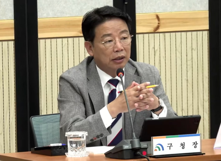 김찬술 구청장이 21일 확대간부회의에서 구의회 정상화를 호소하고 있다. 대덕구 유튜브 캡처