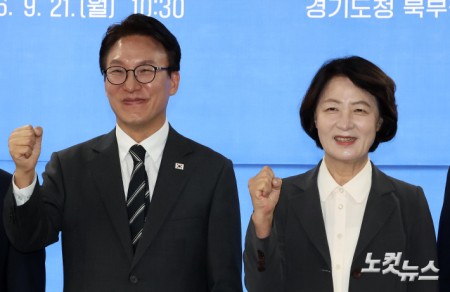 기념 촬영하는 추미애-김민석