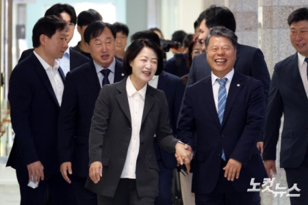 예산정책협의회 참석하는 추미애 경기도지사