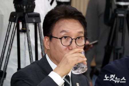 물 마시는 김민석 대표