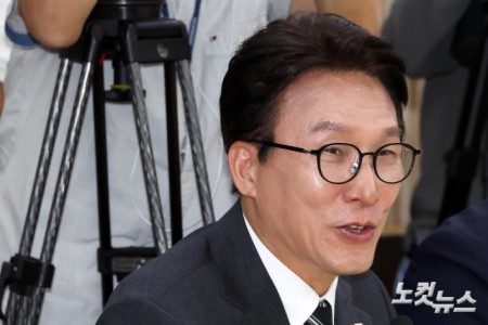 인사말하는 김민석 더불어민주당 대표