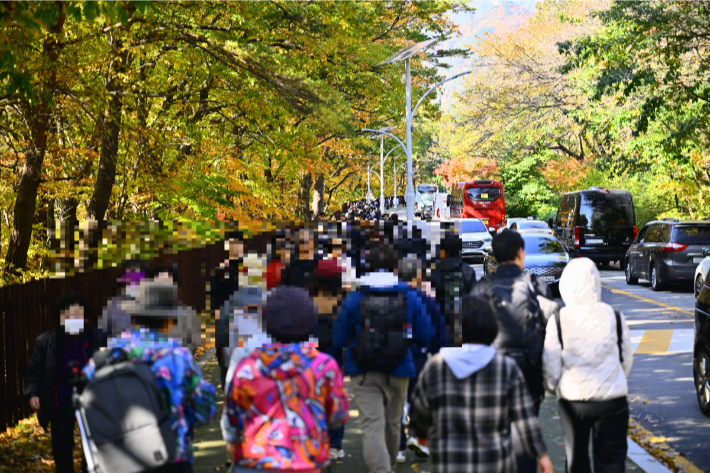 단풍 명소 설악산을 찾은 행락객들. 속초시 제공