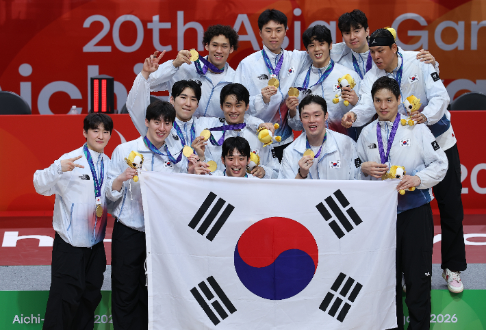 20일 일본 나고야 아이치 인터내셔널 아레나에서 열린 2026 아이치·나고야 아시안게임 남자 농구 시상식. 금메달을 획득한 대한민국 선수들이 기념 촬영을 하고 있다. 연합뉴스 