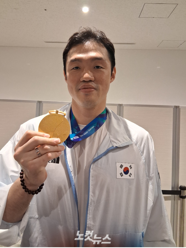 이승현이 20일 일본과 결승 뒤 금메달을 목에 걸고 취재진과 인터뷰 중 포즈를 취한 모습. 노컷뉴스 