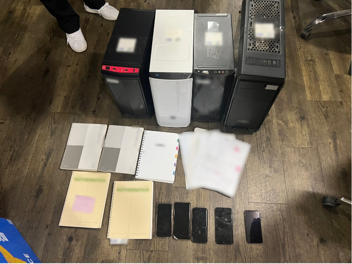 경찰이 사무실에서 압수한&nbsp;PC와 휴대폰, 상담매뉴얼. 부산경찰청 제공