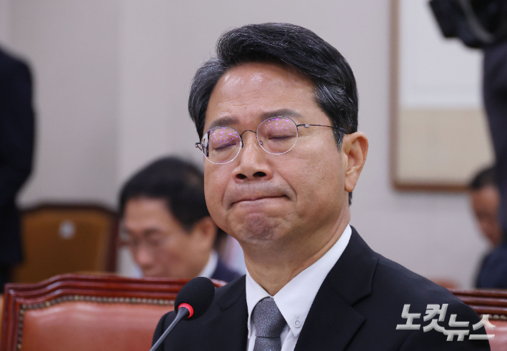 김승원 법무부 장관 후보자가 15일 국회 법제사법위원회에서 열린 인사청문회에 출석해 질의에 답변 중 눈을 감고 있다. 황진환 기자
