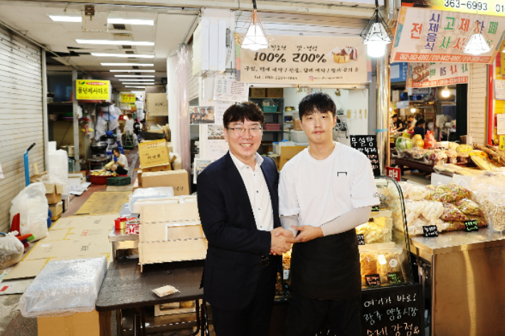 양철호 광주지방국세청은 추석 명절을 앞두고 21일 양동시장 상인회를 찾아 소통의 시간을 가졌다. 광주지방국세청 제공