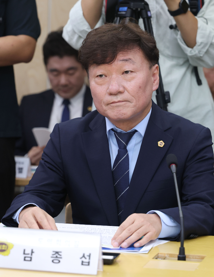 남종섭 경기도의회 의장이 21일 경기도 북부청사에서 열린 '경기도-더불어민주당 예산정책협의회'에 참석한 모습. 경기도의회 제공