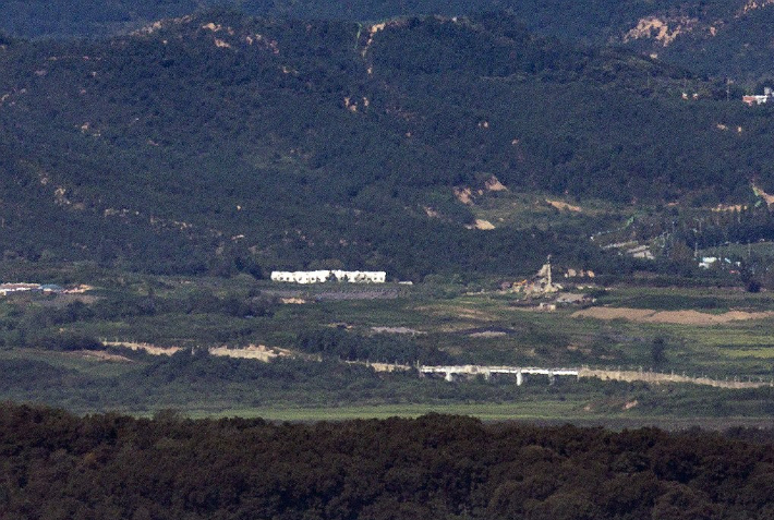 경기도 파주시 접경지역에서 바라본 서부전선 비무장지대(DMZ)에서 북측이 쌓은 방벽 일대. 연합뉴스