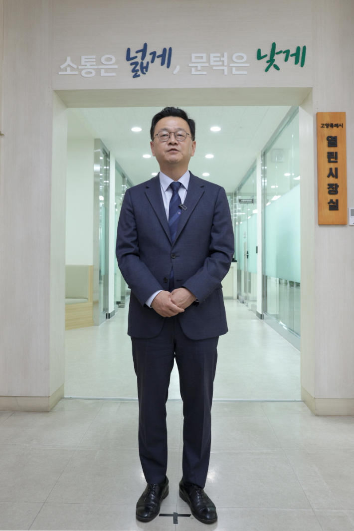 고양시청 1층 열린 시장실 앞에서 민경선 고양특례시장. 고양시 제공