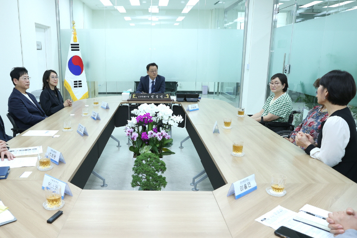 민경선 고양특례시장이 21일 시청 1층 열린 시장실에서 1호 초청 차담회를 진행했다. 고양시 제공