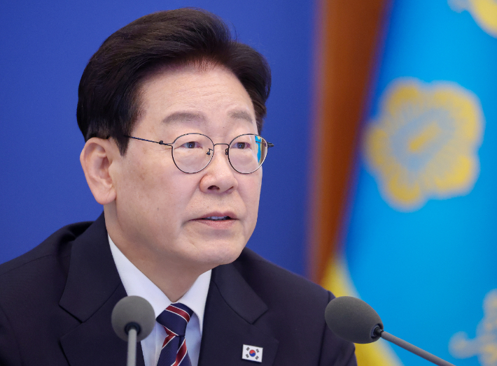  이재명 대통령이 21일 청와대에서 열린 수석보좌관회의에서 발언하고 있다. 연합뉴스