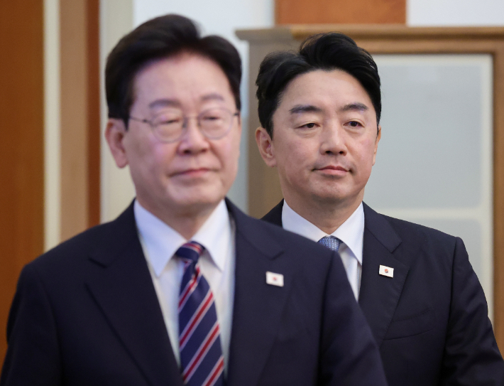 이재명 대통령과 강훈식 비서실장이 21일 청와대에서 열린 수석보좌관회의에 입장하고 있다. 연합뉴스