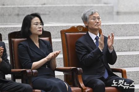 박수 치는 조희대 대법원장