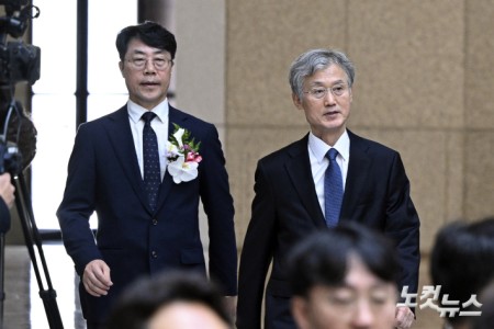 취임식장 들어선 조희대 대법원장-김성수 대법관