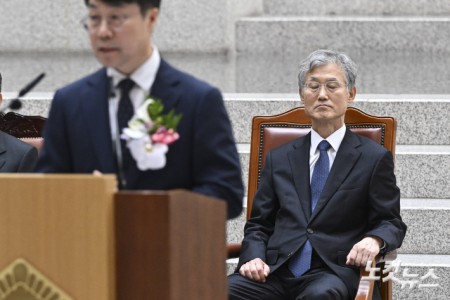 김성수 대법관 취임사 듣는 조희대 대법원장