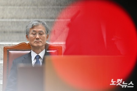 생각에 잠긴 조희대 대법원장