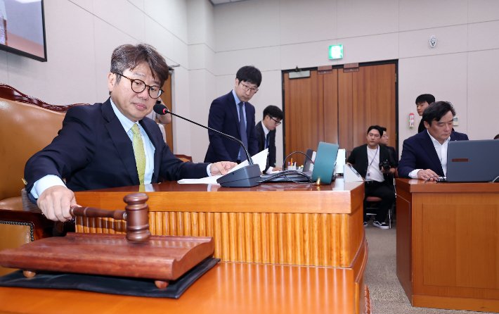 21일 국회에서 열린 국토교통위원회 전체회의에서 유의동 위원장이 홍지선 국토교통부 장관 후보자에 대한 인사청문 경과보고서 채택 안건을 의결하고 있다. 연합뉴스