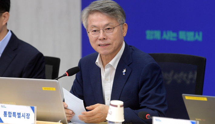 민형배 전남광주통합특별시장이 지난 8월 26일 광주청사 회의실에서 확대간부회의를 진행하고 있다. 전남광주통합특별시 제공