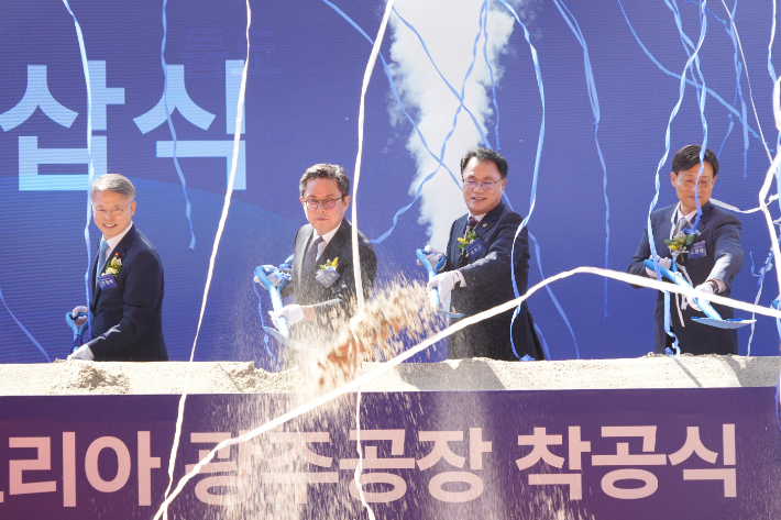 (왼쪽부터)민형배 시장, 안도걸 의원, 송형곤 의장. 통합특별시의회 제공