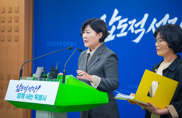 배미경 전남광주통합특별시 대변인이 21일 광주청사 브리핑실에서 '공공기관 통합 브리핑'을 하고 있다. 전남광주통합특별시 제공