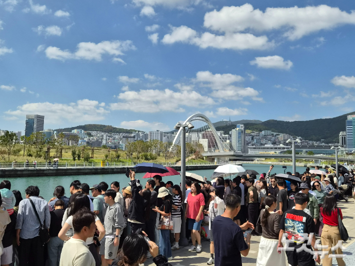 21일 오전 평일 낮시간대임에도 상어를 보러 온 인파로 부산 북항 친수공원이 북적이고 있다. 정혜린 기자
