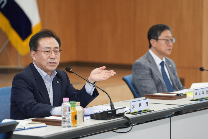 강원특별자치도교육청은 21일 도교육청 대회의실에서 강삼영 교육감, 김태훈 부교육감을 비롯한 본청 국·과장과 직속기관장, 교육장 등이 참석한 가운데 제3차 확대간부회의를 개최했다. 강원교육청 제공