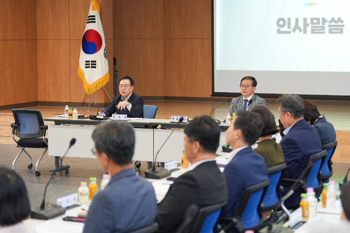 강원특별자치도교육청은 21일 도교육청 대회의실에서 강삼영 교육감, 김태훈 부교육감을 비롯한 본청 국·과장과 직속기관장, 교육장 등이 참석한 가운데 제3차 확대간부회의를 개최했다. 강원교육청 제공