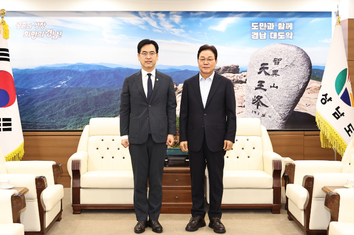 박완수 경남지사(오른쪽)와 김민재 행정안전부 차관. 경남도청 제공 