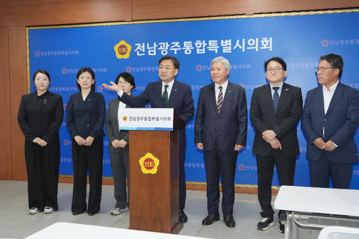 조국혁신당 신장식 대표 등이 21일 전남광주통합특별시의회 광주청사 브리핑룸에서 기자회견을 진행하고 있다. 독자 제공