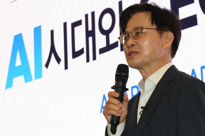 김정관 산업통상부 장관이 21일 세종시 다솜로 세종 코트야드 메리어트 호텔에서 열린 'M.AX CEO 해커톤' 행사에서 'AI시대와 CEO의 3A(ADAPT·ADEPT·ADOPT) 생존법'을 주제로 기조강연 하고 있다. 연합뉴스