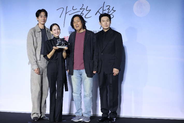 배우 조인성(왼쪽부터), 조여정, 이창동 감독, 설경구가 21일 서울 용산구 CGV 용산아이파크몰에서 열린 영화 '가능한 사랑' 시사회·기자간담회에서 베니스국제영화제 '은사자상'트로피를 들고 포즈를 취하고 있다. 연합뉴스