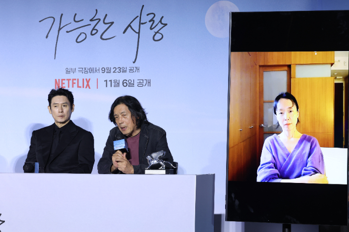 이창동 감독이 21일 서울 용산구 CGV 용산아이파크몰에서 열린 영화 '가능한 사랑' 시사회·기자간담회에서 취재진 질문에 답하고 있다. 연합뉴스
