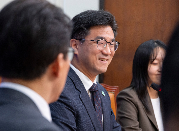 기본소득당 오준호 대표가 21일 취임 인사를 위해 더불어민주당을 방문해 김민석 대표에게 인사말을 하고 있다. 연합뉴스