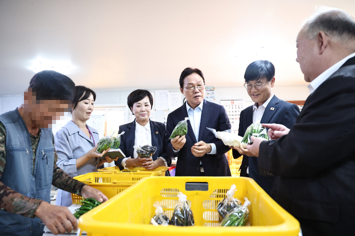 거제지역자활센터 찾은 박완수 경남지사. 경남도청 제공 