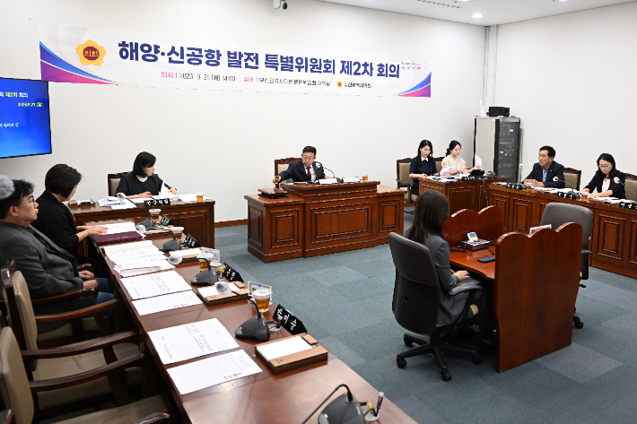 부산시의회 해양·신공항 발전 특별위원회. 시의회 제공