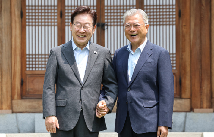 이재명 대통령(왼쪽)과 문재인 전 대통령. 연합뉴스