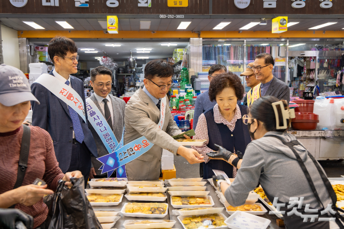 전주시기독교연합회 대표회장 정석동 목사가 온누리상품권으로 물품을 구입하고 있다. 최화랑 기자