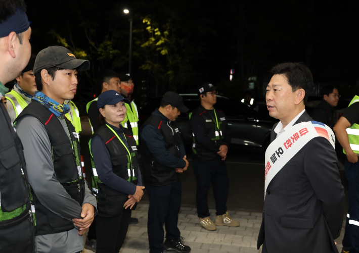 박용선 포항시장이 21일 새벽 환경관리원복지회관을 찾아 환경관리원들의 노고를 격려하고 있다. 포항시 제공