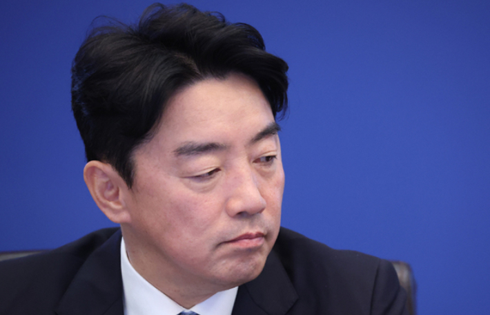 강훈식 비서실장이 21일 청와대에서 열린 수석보좌관회의에서 이재명 대통령 발언을 듣고 있다. 연합뉴스