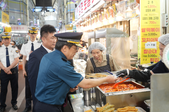 21일 백동흠 청장이 대전중앙시장에서 시장의 치안 상황을 점검하고 상인들의 건의사항을 들었다. 대전경찰청 제공 