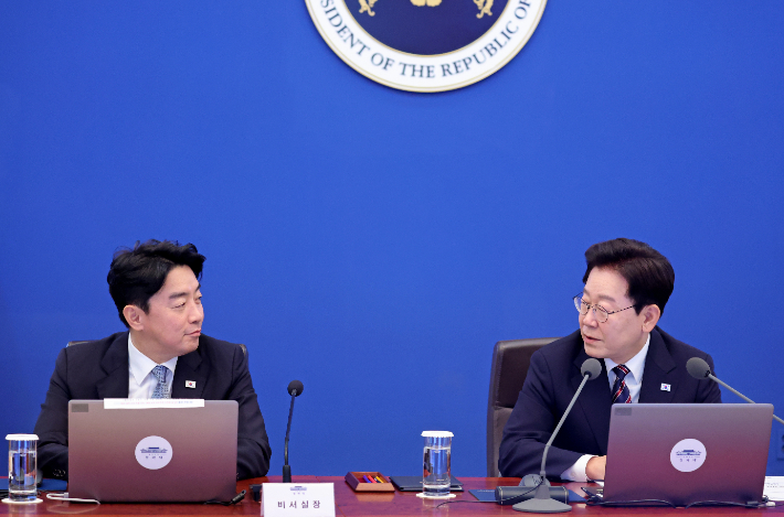 이재명 대통령이 21일 청와대에서 열린 수석보좌관회의에서 이날 오전 사의를 표명한 강훈식 비서실장을 바라보며 참모진의 노고를 격려하는 발언을 하고 있다. 연합뉴스