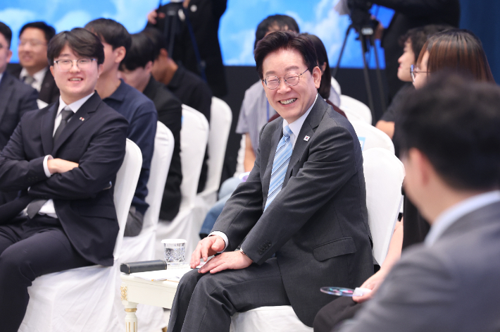 이재명 대통령이 19일 청와대에서 열린 청년의 날 기념식 행사에서 청년들의 발표를 듣고 있다. 연합뉴스
