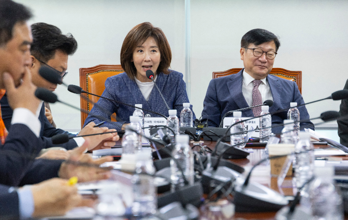 국민의힘 나경원 의원이 21일 국회 의원회관에서 정점식 원내대표와 동료 의원들이 참석한 가운데 열린 '2019년 빠루 사건의 진실' 준연동형비례제 민의왜곡 부작용과 악법 폐지 긴급토론회에서 인사말을 하고 있다. 연합뉴스