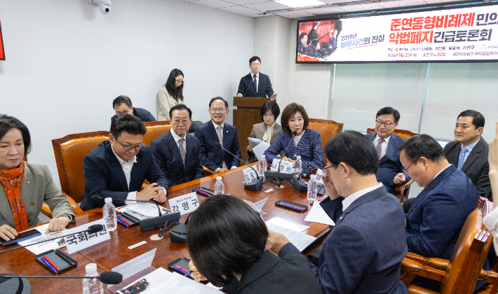 준연동형비례제 토론회에서 '빠루 사건' 촉발 원인 설명하는 나경원 의원. 연합뉴스