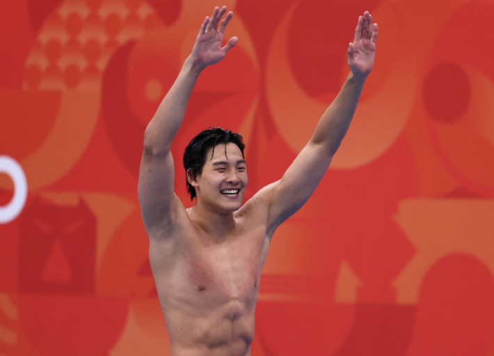 21일 도쿄 아쿠아틱스 센터에서 열린 2026 아이치·나고야 아시안게임 수영 남자 50m 개인 자유형 결승. 1위로 결승선을 통과한 한국 김영범이 기뻐하고 있다. 연합뉴스