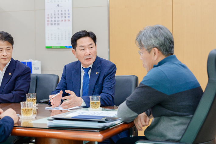 조용호 오산시장(사진 가운데)이 이달 7일 국토교통부 김이탁 제1차관을 만나 세교3지구 산업시설용지 확대와 광역교통사업 예산 확대를 요청하고 있다. 오산시 제공