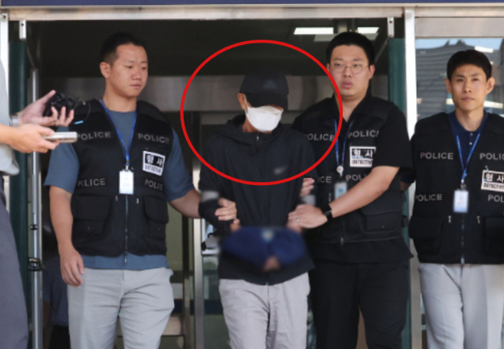 경기 안성시 나눔장터 행사장에 1t 트럭을 몰고 돌진해 2명을 숨지게 하고 5명을 다치게 한 혐의를 받는 운전자 A씨가 21일 구속 전 피의자 심문(영장실질심사)에 출석하기 위해 경기 평택경찰서 유치장에서 나오고 있다. 연합뉴스